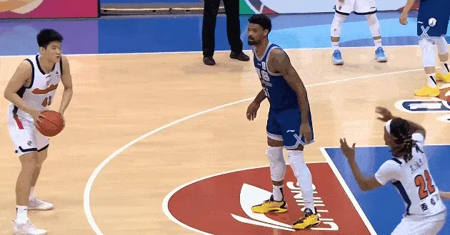 开云体育网页版登录入口-麦考尔卡位要球被吹进攻犯规，加时赛2次进攻犯规5犯离场