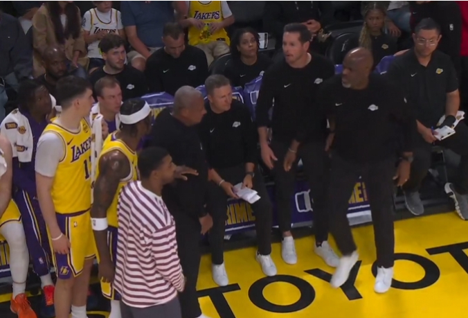 开云体育网页版登录入口-湖人危机四伏：范德彪与雷迪克口角内讧 蒂耶罗被打伤回更衣室|雷霆|范德比尔特|三巨头|里夫斯|谢伊·吉尔杰斯-亚历山大_新浪体育_新浪新闻